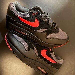 Size 10-Nike air max essential vamps